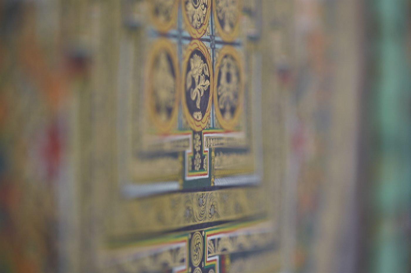 Detail eines tibetischen Mandala-Rollbilds in Gold und Dunkelblau